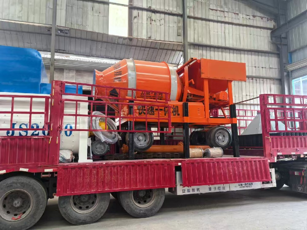 The site of the JS2000 concrete mixer and drum mixer sent by Zhubang Machinery to Kazakhstan